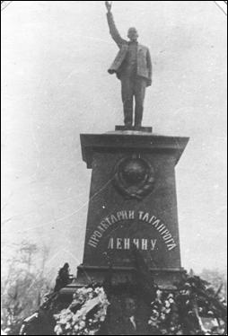 Фото 1925 года. Первый памятник В. И. Ленину