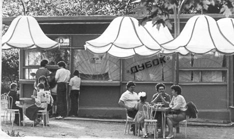 Фото 1960-х годов. Кафе «Дубок» треста столовых.